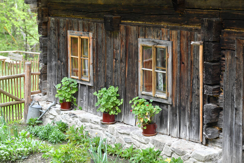 Freilichtmuseum mit alten Bauernhäusern und Gebäuden in Großgmain in Salzburg, Österreich, Europa - Open-air museum with old farmhouses and buildings in Großgmain in Salzburg