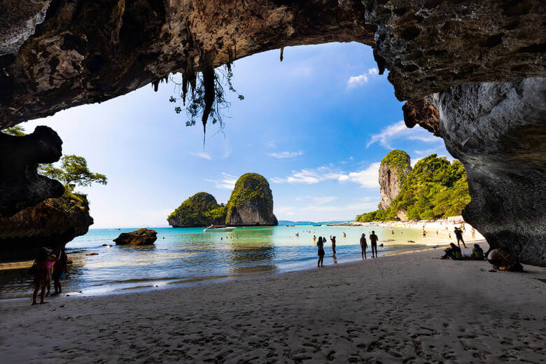 Höhle am Phra-Nang-Strand in Thailand 