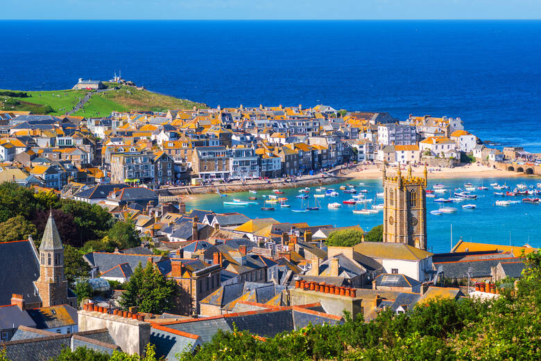 Blick auf die Hafenstadt St. Ives in Cornwall