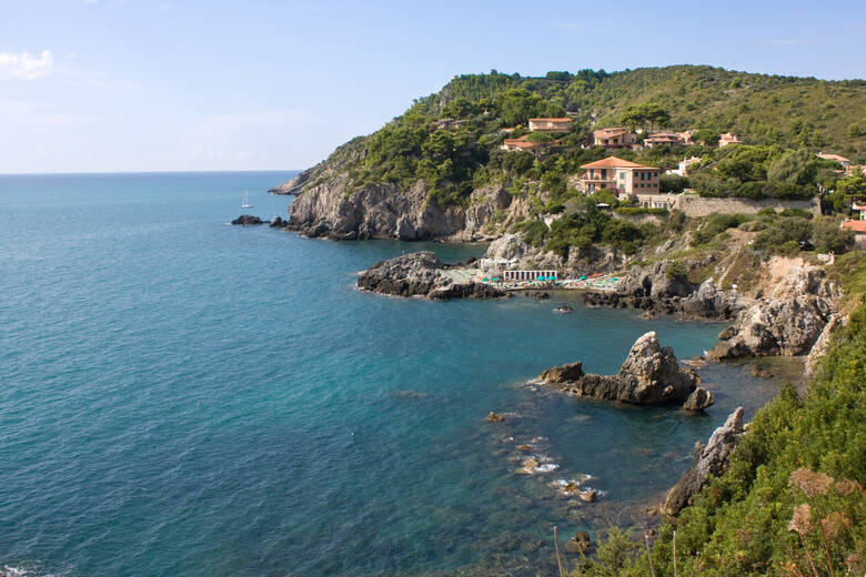 Talamone in Italien mit Strand direkt am Meer