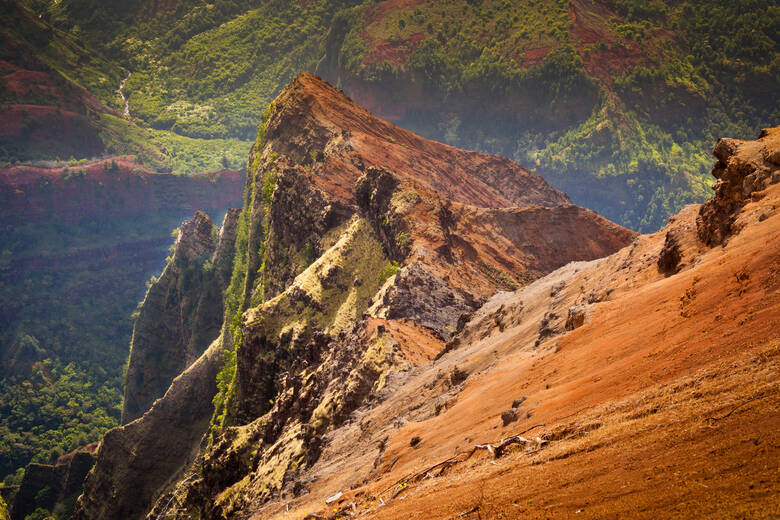 Rötlich gefärbtes Gestein im Waimea Canyon State Park auf Hawaii