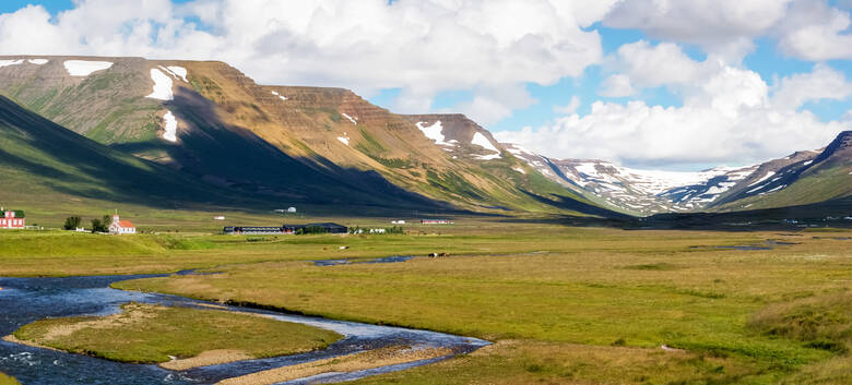 Grüne Täler, Berge und ein Fluß in Skagafjörður in Island