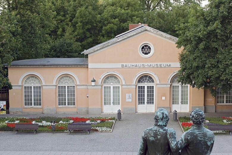 Goethe und Schiller Statue vor dem Bauhaus-Museum in Weimar
