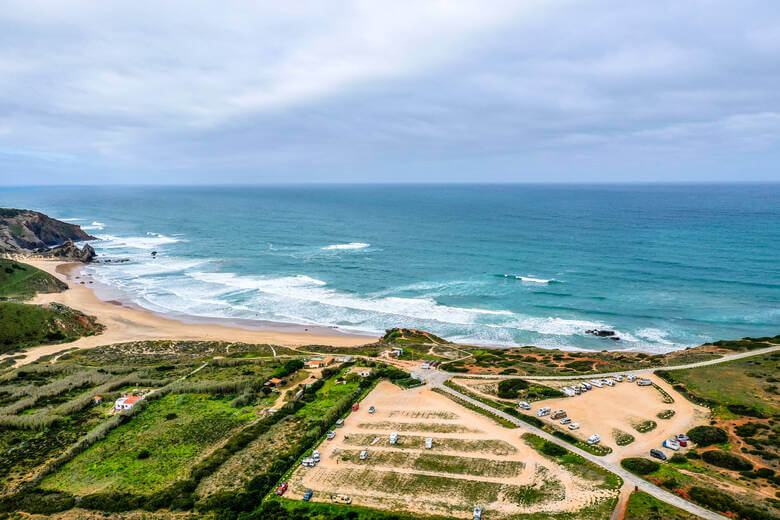 Blick über Küste mit Wohnmobilen an der Algarve