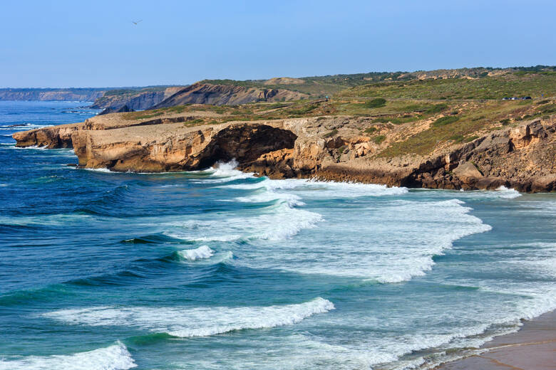 Wellen an einem Strand in Portugal