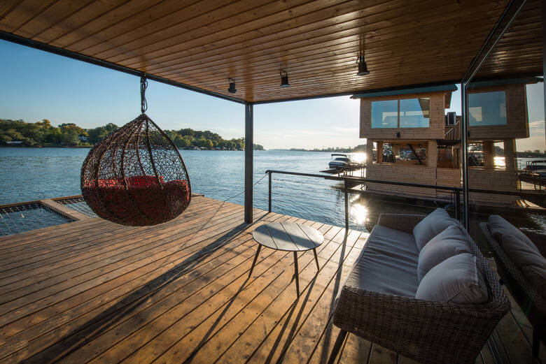 Sofa und Hängesessel auf einem Hausboot