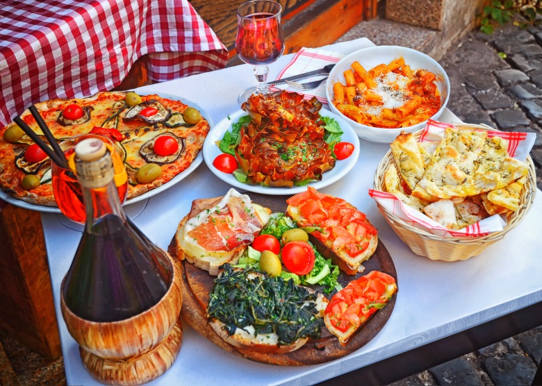 Pizza, Nudelgerichte und Salat in einem Restaurant in Rom