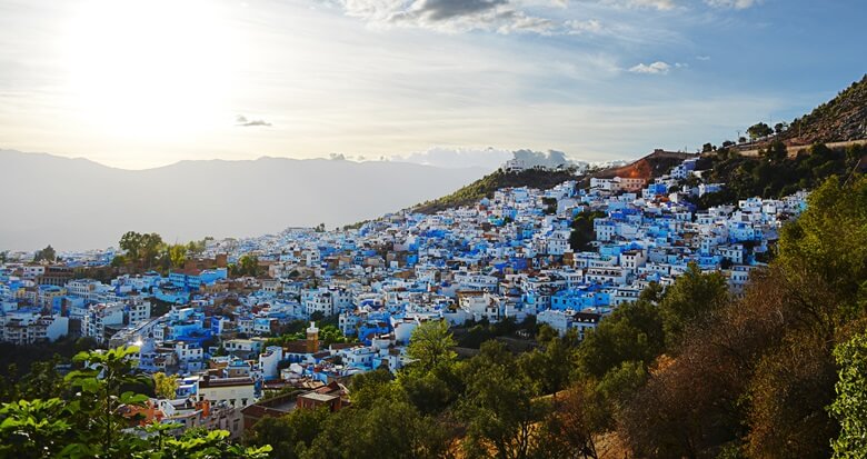 Blick auf die blaue Stadt Chefchaouen im Rif-Gebirge in Marokko