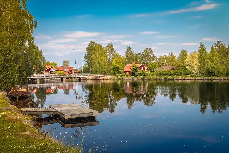 See und Schwedenhäuser in der schwedischen Provinz Dalarna