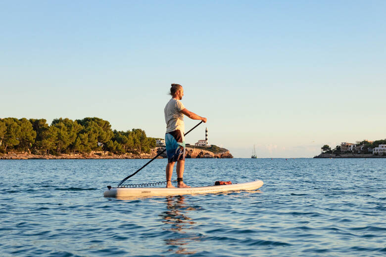 Mann auf dem SUP auf Mallorca