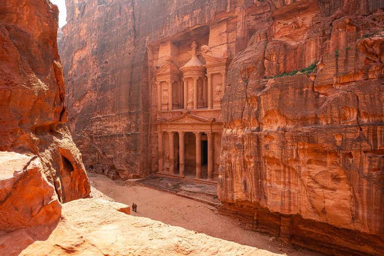 Zwei Menschen bewundern die Felsenstadt Petras in Jordanien